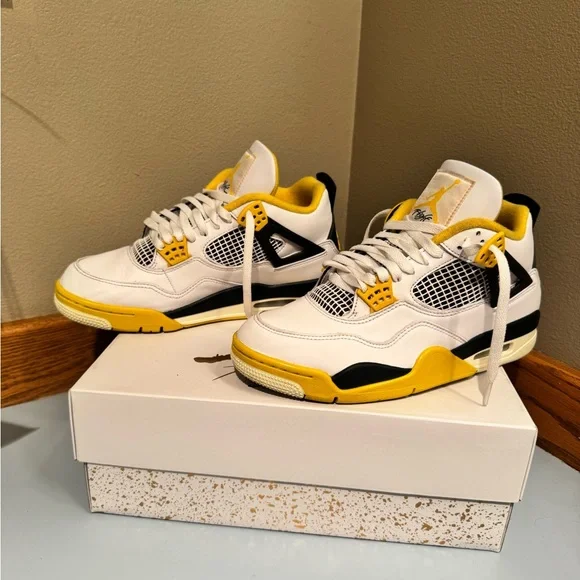 Women’s Air Jordan 4 Retro size 10 - Picture 3 of 10